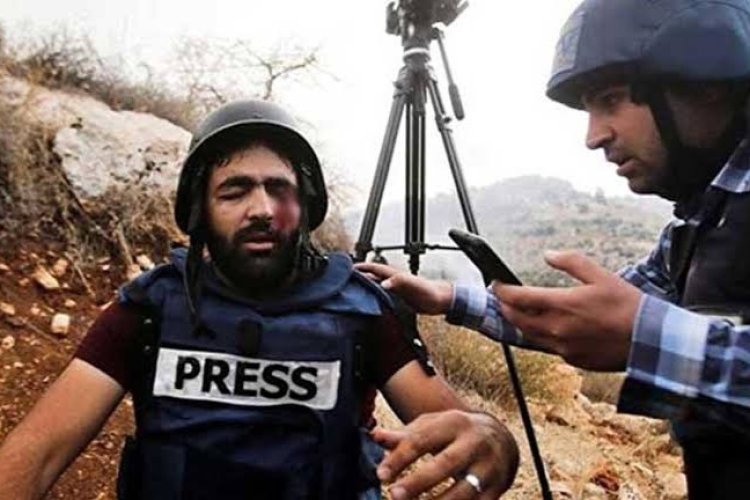 Katil İsrail'in kurşunuyla gözünü kaybeden Filistinli gazeteci gözaltına alındı