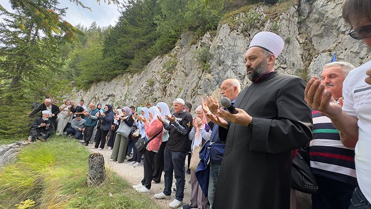 Bosna Hersek'teki savaşta 33 yıl önce kurşuna dizilen 224 sivil törenle anıldı
