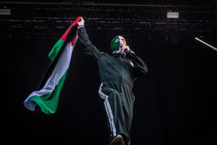 Paris'teki festivalde İrlandalı müzik grubu Kneecap, İsrail'in 'soykırımı'na tepki gösterdi