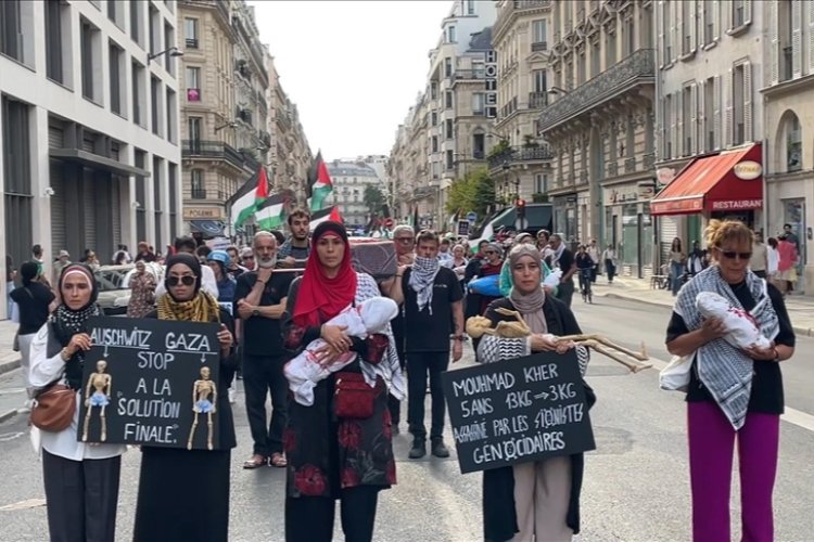 Fransa'da Gazze'deki kıtlığa dikkati çekmek için gösteri düzenlendi