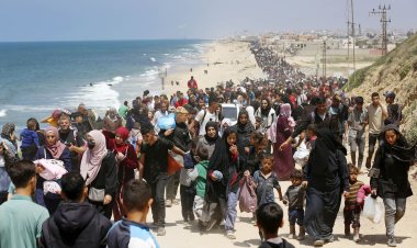 Katil İsrail saldırıları nedeniyle binlerce Filistinli Gazze kenti sahiline sıkıştı