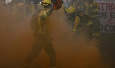 Madrid'de süresiz grevde olan orman itfaiyecileri gösteri yaptı