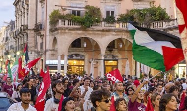 İtalya'da binlerce kişi Filistin ve Küresel Sumud Filosu'na destek için yürüdü