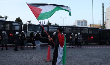 Atina'da Filistin destekçileri, İsrailli yatırımcılara ait oteli kırmızı boyayla protesto etti