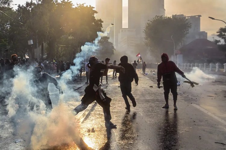 Endonezya’da devam eden protestolarda 6 kişi öldü, ordu sokakta