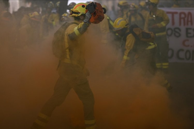 Madrid'de süresiz grevde olan orman itfaiyecileri gösteri yaptı