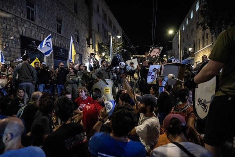 İsrail'de binlerce kişi, Netanyahu'nun konutu önünde protesto düzenledi