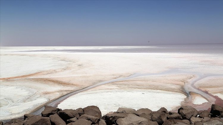 Kuraklıkla boğuşan İran'daki Urumiye Gölü tamamen kurudu
