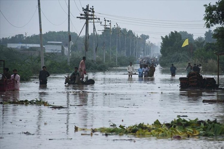 Pakistan'da meydana gelen sellerde tahliye çalışmaları zorlu şartlarda sürüyor