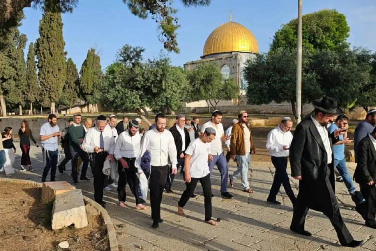 Siyonist Yahudiler Mescid-i Aksa'yı bastı, talmudik ayinler yaptı