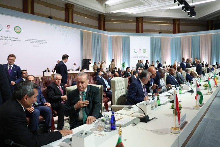 Cumhurbaşkanı Erdoğan'dan Katar'daki zirvede İsrail'e karşı 'caydırıcı savunma' vurgusu