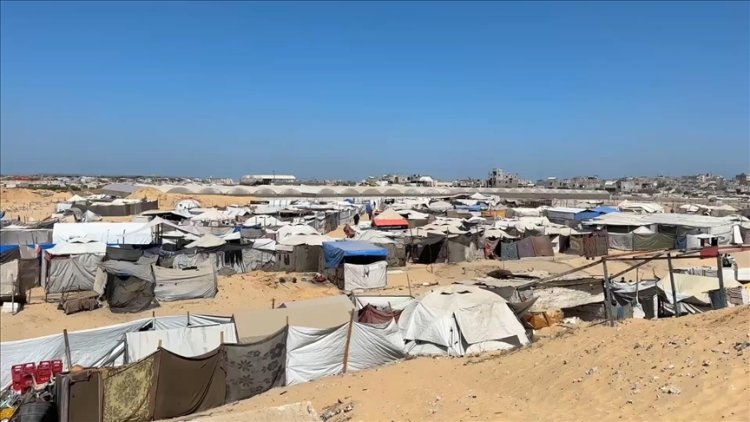 Gazze'de "ölülerin yattığı" mezarlıklar "diriler" için sığınak oldu