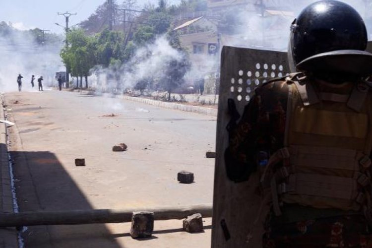 Madagaskar'da protestoların ardından Cumhurbaşkanı Rajoelina hükümeti görevden aldı