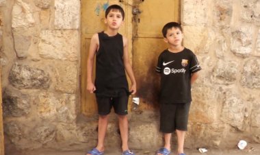 Katil İsrail 'casusluk' iddiasıyla 5 ve 7 yaşlarındaki kardeşleri alıkoydu