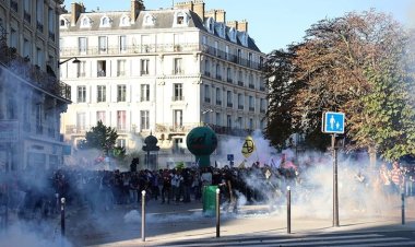 Fransızlar, hükümetin kemer sıkma politikalarına karşı grevde