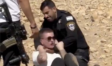 İsrail polisi, Filistin topraklarını gasbeden İsraillilere engel olmak isteyen aktivisti darbetti