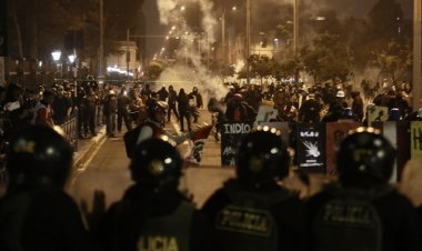 Peru'da hükümet karşıtı protestocular kongre binası önünde polisle çatıştı