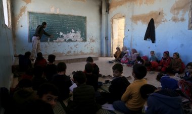 Suriye'nin İdlib ilinde öğrenciler soğuk sınıflarda yere oturarak eğitim görüyor