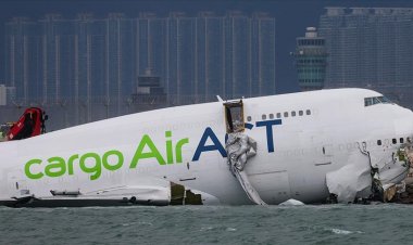 Hong Kong'da kargo uçağı inişte pistten çıkarak denize sürüklendi