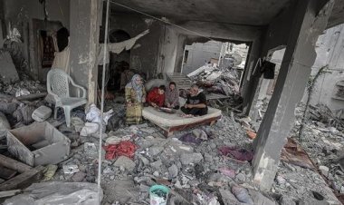 Filistinliler başlarını sokacak yer bulamadıkları için yıkılmaya yüz tutmuş evlere sığınıyor