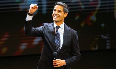 Hollanda'da erken genel seçimde aşırı sağ oy kaybederken merkez partileri güçlendi