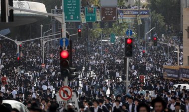 Binlerce Ultra Ortodoks Yahudi, zorunlu askerlik karşıtı gösteri düzenliyor