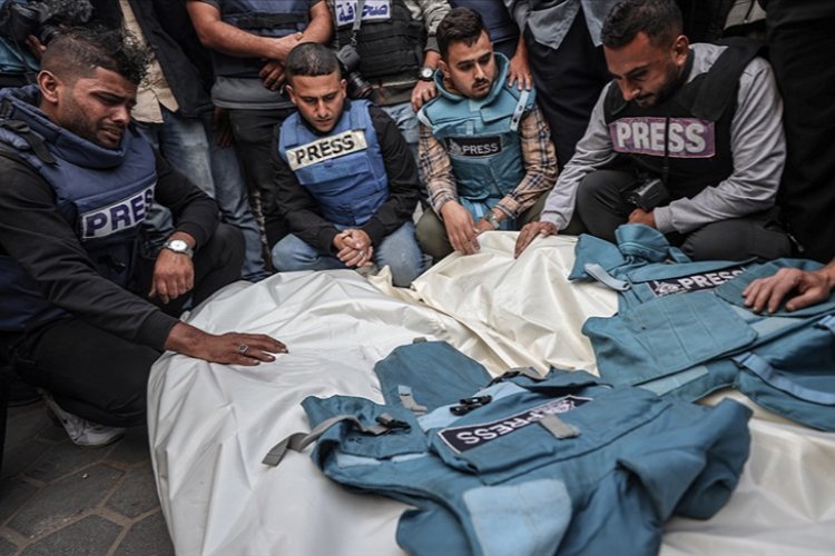 Katil İsrail'in Gazze'de katlettiği gazeteci sayısı 254'e çıktı