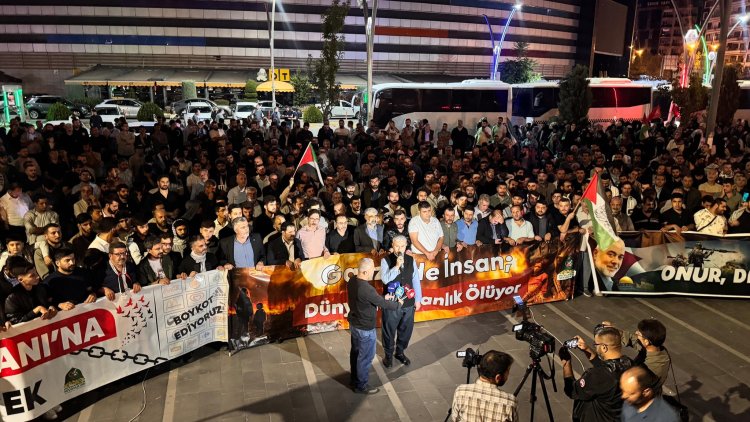 Türkiye halkı işgalcilerin saldırdığı Sumud Filosuna destek için meydanlarda