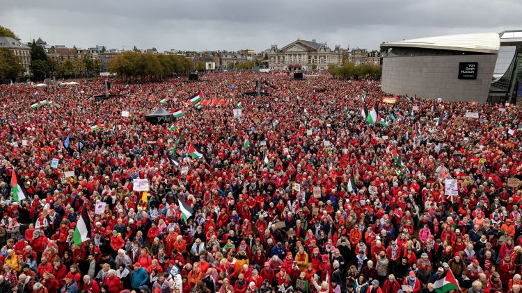 Hollanda'da yüz binlerce kişi, hükümetin İsrail politikasını protesto etti