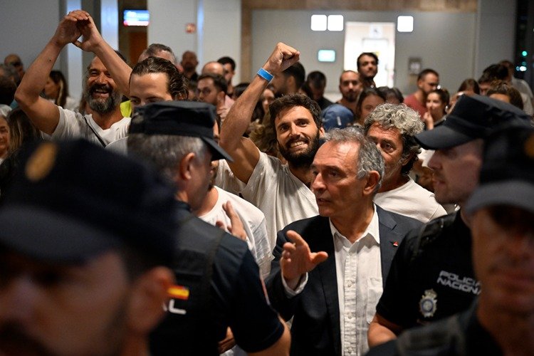 İşgalci İsrail'in alıkoyduğu Küresel Sumud Filosu aktivistlerinden 29'u Madrid'e ulaştı