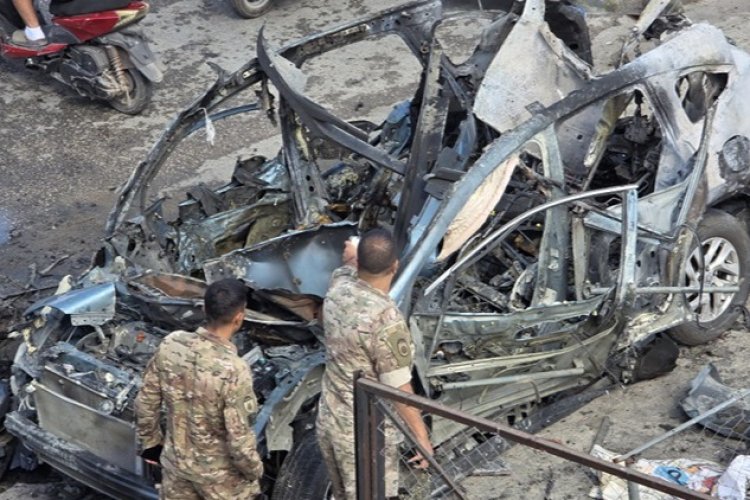 Katil İsrail'in Lübnan'da bir araca düzenlediği saldırıda 2 kişi hayatını kaybetti