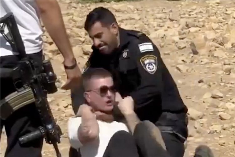 İsrail polisi, Filistin topraklarını gasbeden İsraillilere engel olmak isteyen aktivisti darbetti