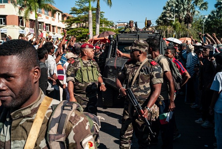 Madagaskar'da ordu yönetime el koydu