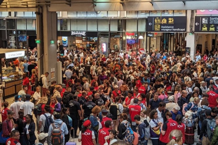 Fransa'da sabotaj eylemi nedeniyle tren seferlerinde aksamalar yaşandı