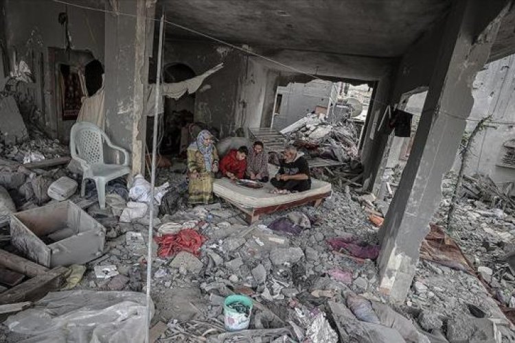 Filistinliler başlarını sokacak yer bulamadıkları için yıkılmaya yüz tutmuş evlere sığınıyor