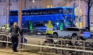İsveç'in başkenti Stockholm'de otobüs durağa çarptı; ölü ve yaralılar var