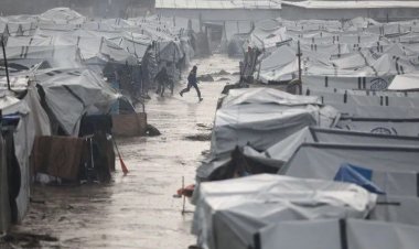 Gazze’de yağmur altında kalan çadırlar Filistinlilerin acısını derinleştiriyor