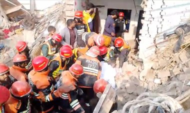 Pakistan'da tutkal fabrikasında gaz sızıntısı sonucu meydana gelen patlamada 15 kişi hayatını kaybetti