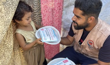 Yetimler Vakfı Gazze'de sıcak yemek dağıtım çalışmalarına devam ediyor