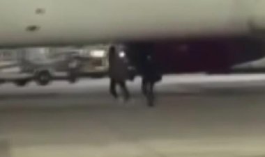 Almanya'da uçağı kaçıran yolcular piste koştu