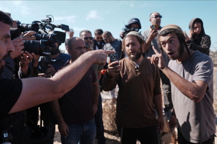 Filistin topraklarını gasbeden İsrailliler, Batı Şeria'da zeytin toplayan Filistinlilere saldırdı