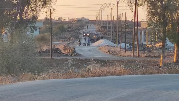 Suriye'de Kuneytra'nın köyüne giren işgalci İsrail devriyesi halk tarafından taşlanarak zorla çıkarıldı
