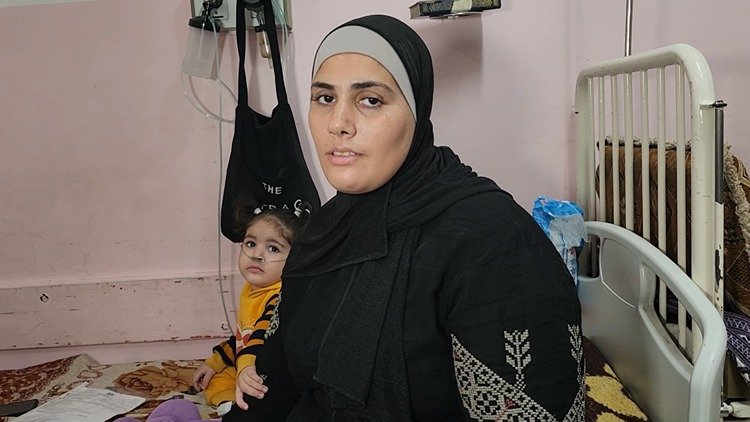 Gazze'de tedavi umuduyla sınırı gözleyen çocuklar