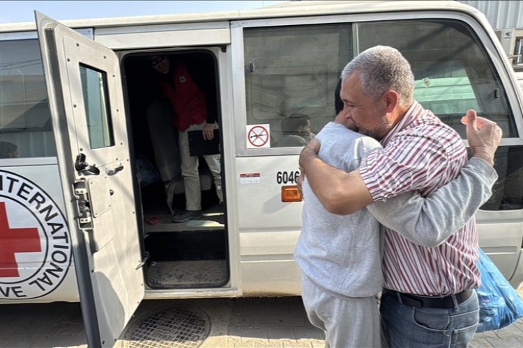 İşgalci İsrail, sınır dışı ettiği Filistinli esirlerin aileleriyle bir araya gelmesini engelliyor