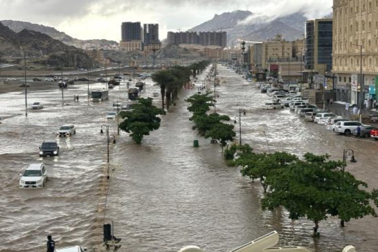Mekke'nin güneyinde dünden beri devam eden yağışlar sele yol açtı