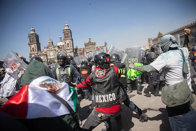 Meksika'da toplanan binlerce kişi hükümetin güvenlik politikasını protesto etti