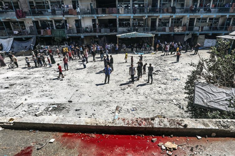 Katil İsrail ateşkese rağmen Gazze'de bir okulu hedef alarak 10 Filistinliyi yaraladı