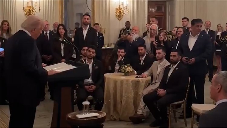 Trump, serbest bırakılan siyonist esirler ve aileleriyle Beyaz Saray'da bir araya geldi