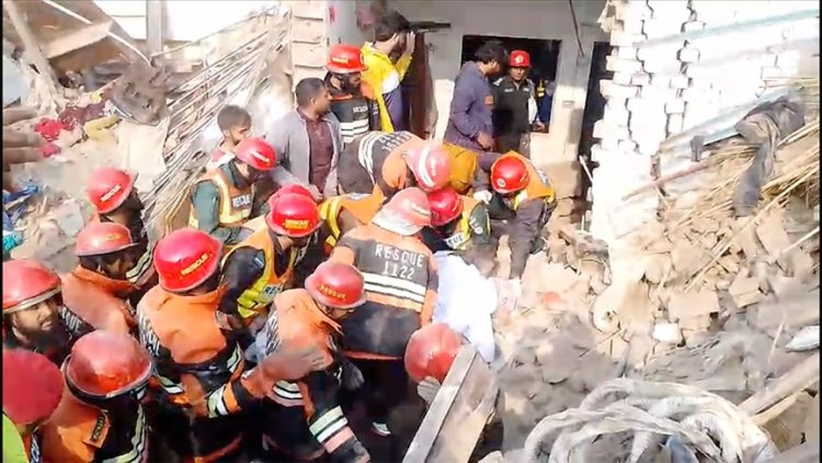 Pakistan'da tutkal fabrikasında gaz sızıntısı sonucu meydana gelen patlamada 15 kişi hayatını kaybetti