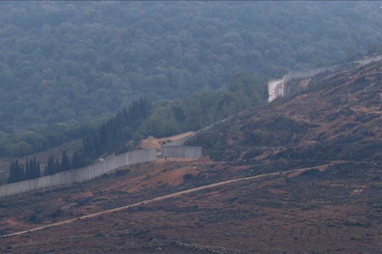 İşgalci İsrail'in yerle bir ettiği Lübnan köylerinin karşısına ördüğü duvarı genişletiyor